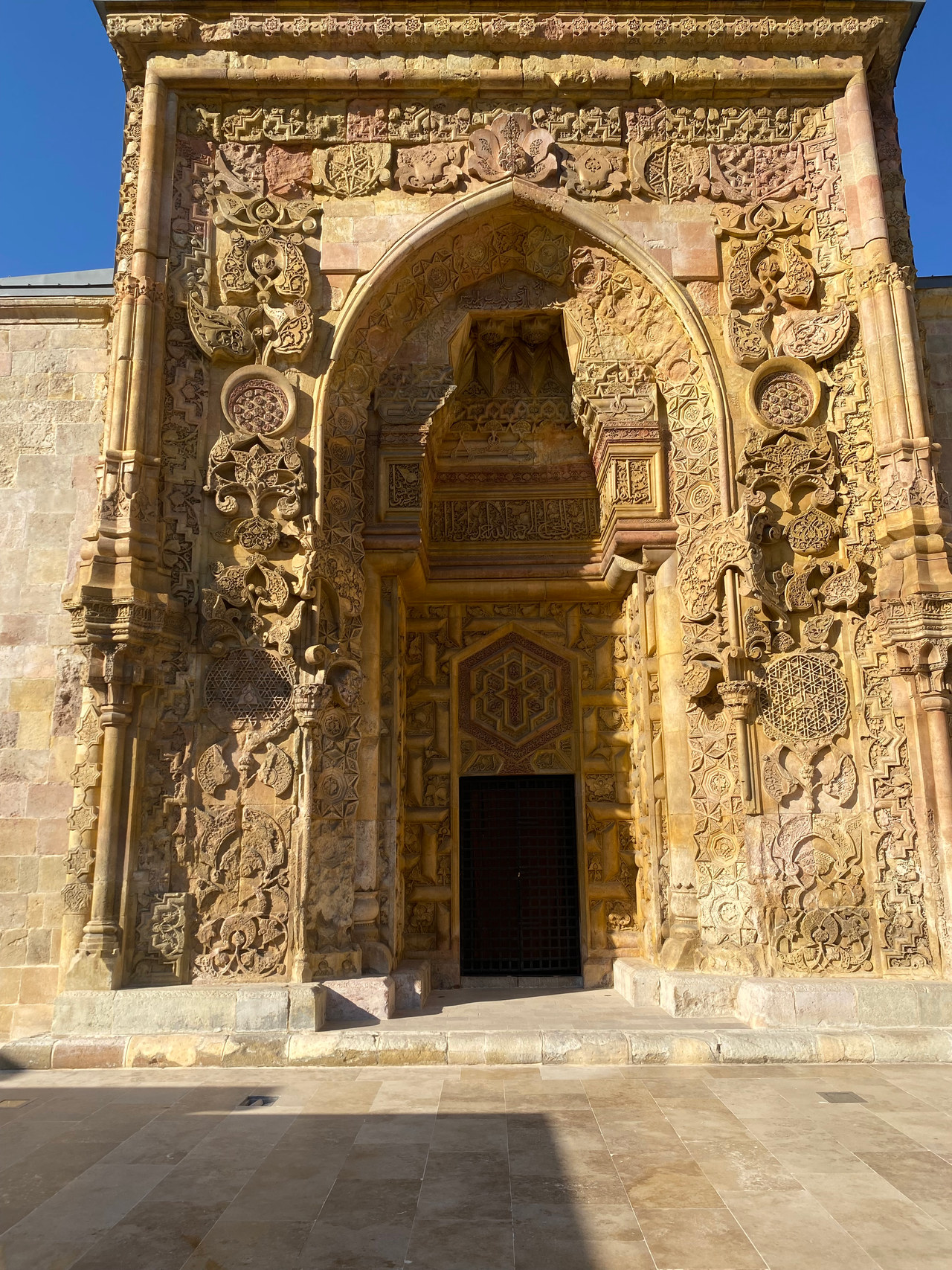 Divriği Ulu Camii’nin kuzey taç kapısı: sivri kemerli, taş bezemeli anıtsal giriş